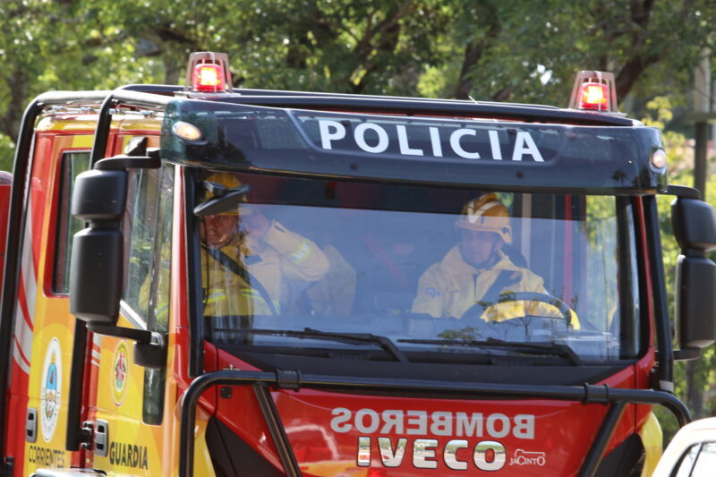 Bomberos salvaron a una niña de 2 años que casi se ahoga en una piscina