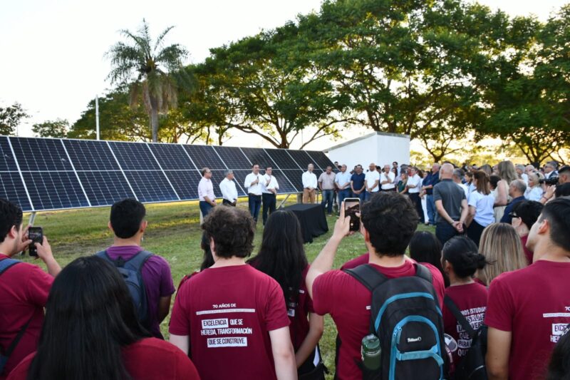 Valdés inauguró iluminación con paneles solares en el Campus de la UNNE y obras en el Club San Patricio
