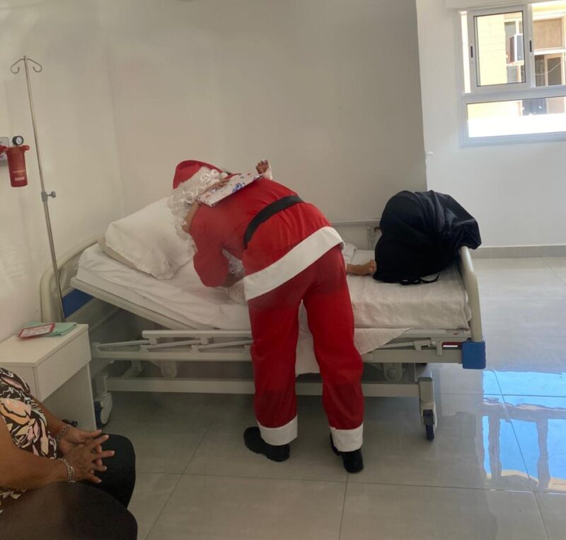 Goya: Papá Noel llegó en móvil policial al hospital
