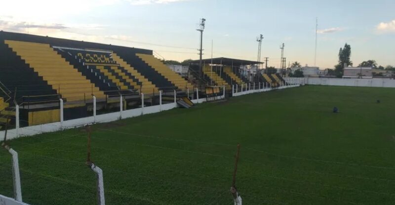 Hinchas de Mandiyú como neutrales y sin colores identificatorios