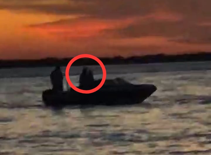 El verano viene «caliente»: polémica por show íntimo en plena tarde frente a una playa familiar