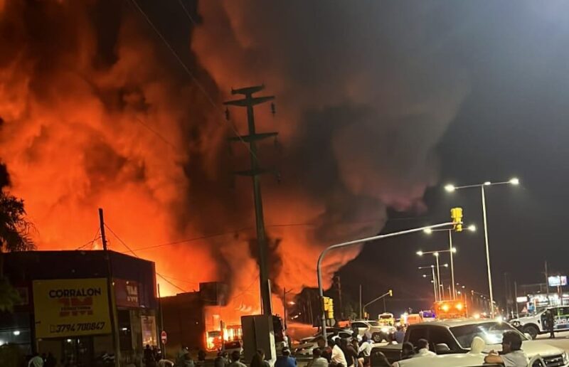 Impresionante incendio sobre Ruta 5: el fuego devoró por completo una maderera