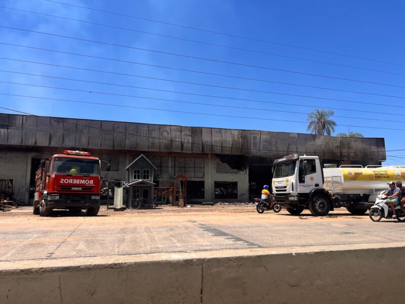 Escombros y peligro de derrumbe: cómo quedó la maderera tras el voraz incendio