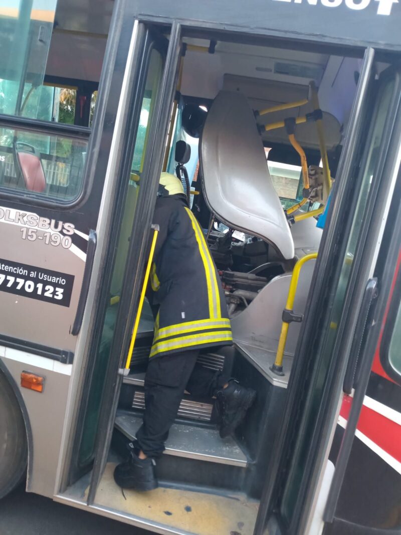 Capital: principio de incendio en un colectivo generó preocupación