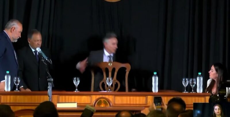 Un susto que derivó en blooper del viceintendente Báez