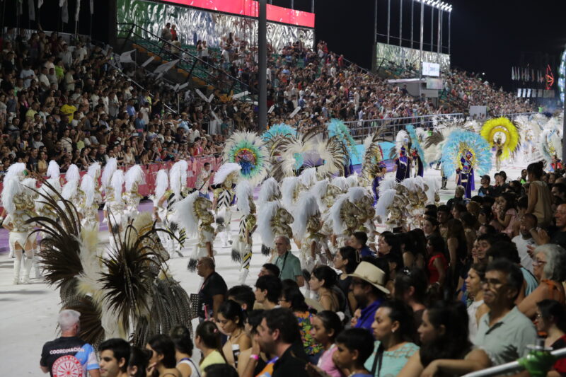 El Nolo Alías enciende sus luces y el Carnaval debuta a todo brillo
