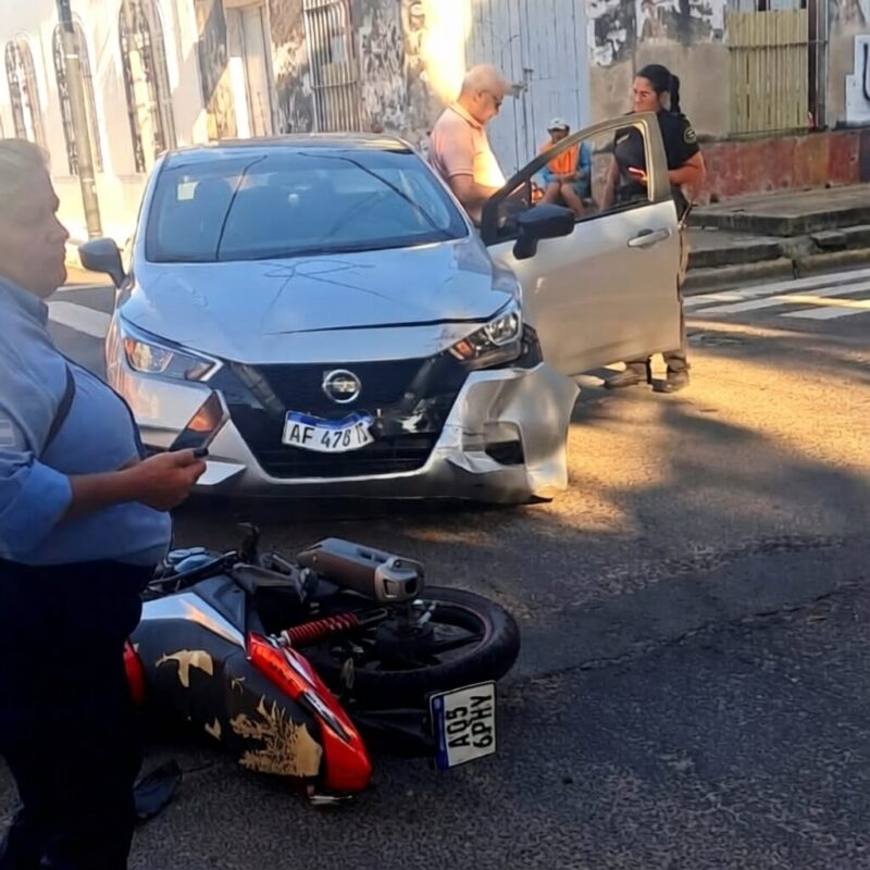 Lunes accidentado en Capital: choque en el microcentro y un misterioso abandono de escena