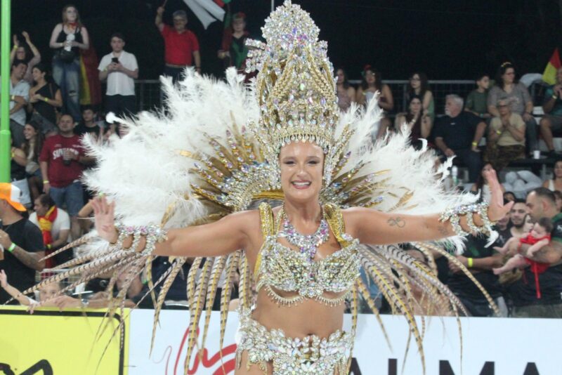 Monte Caseros se enciende para la segunda noche del Carnaval Artesanal