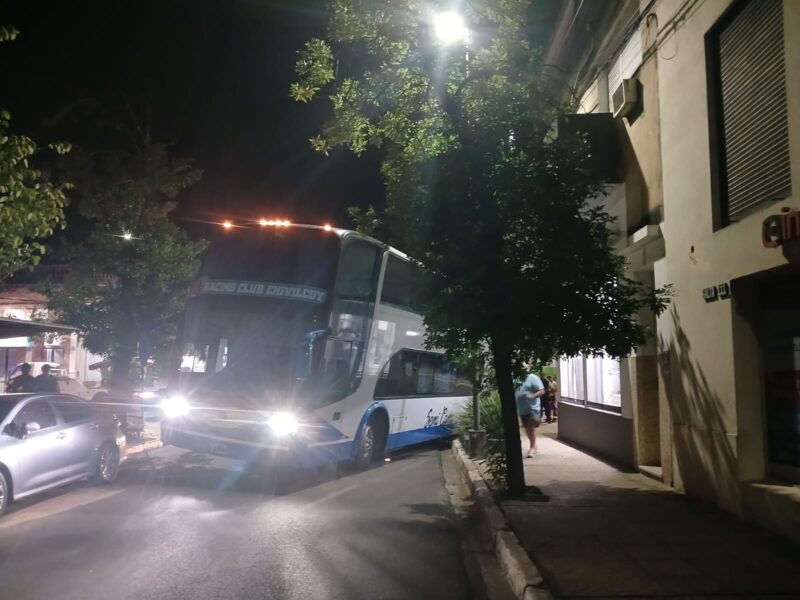 Ómnibus de Racing de Chivilcoy destruyó desagües y veredas en maniobra riesgosa