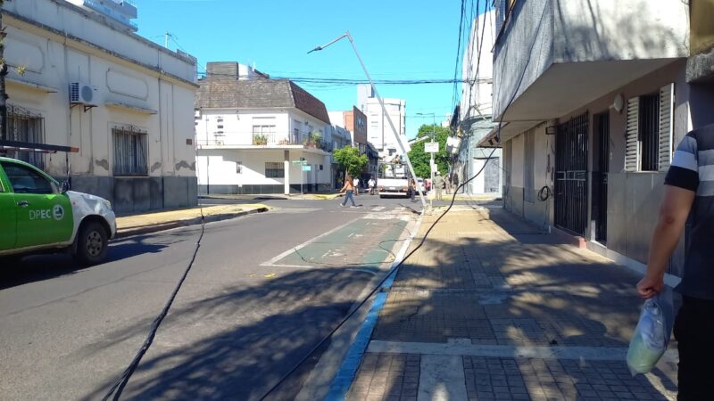 Caos en el microcentro: un camión destruyó el cableado, derribó un poste y se dio a la fuga