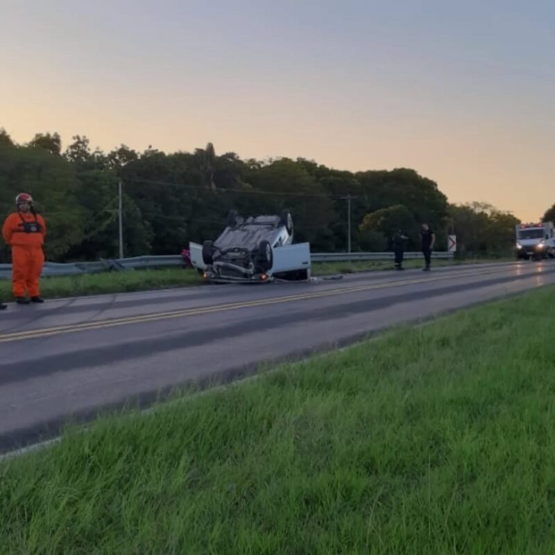 Milagro en Ruta 12: una familia resultó ilesa tras un violento vuelco en el paraje Yacarey