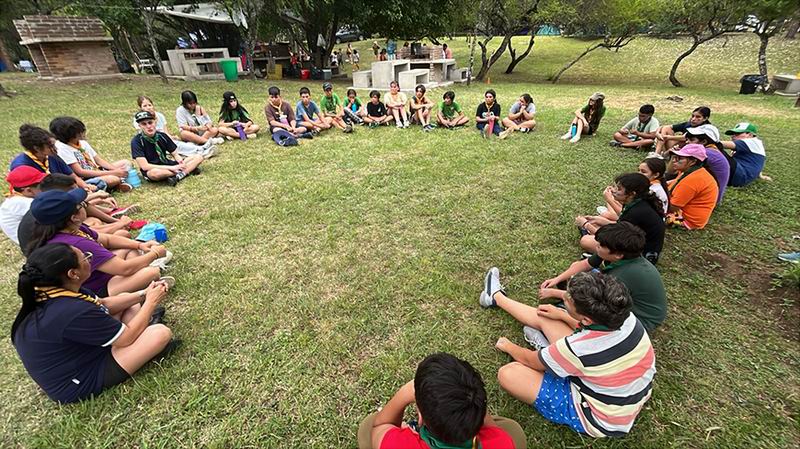 Grupo scout, en campamento de confraternidad y valores humanos