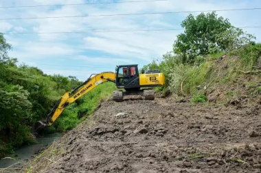 Avanza la limpieza de canales pluviales en la Capital