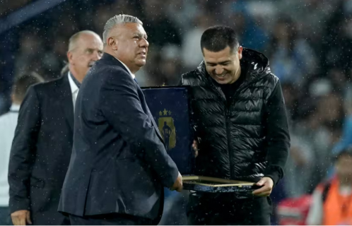 Lluvia de silbidos e insultos al «Chiqui» Tapia en la Bombonera