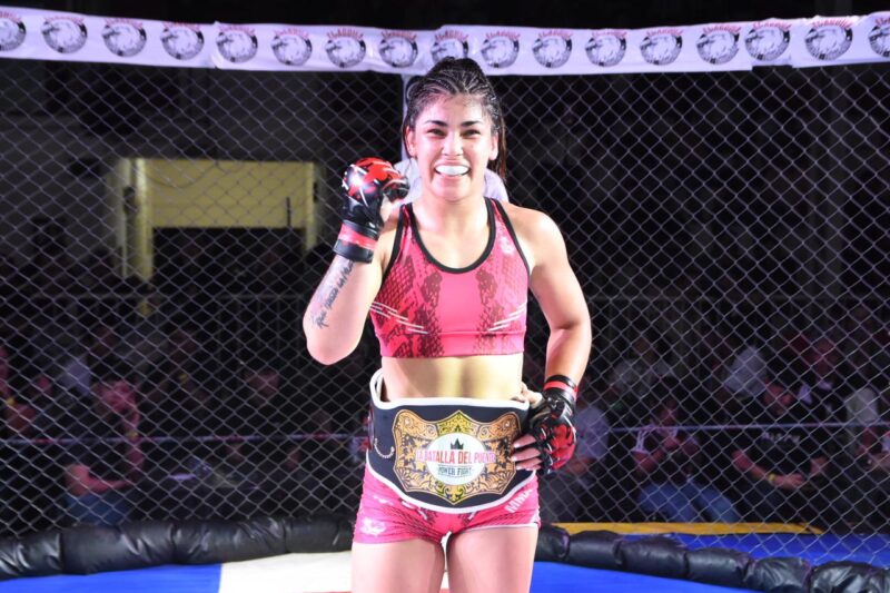 Valeria Foxy en la pelea central de la Batalla del Puente