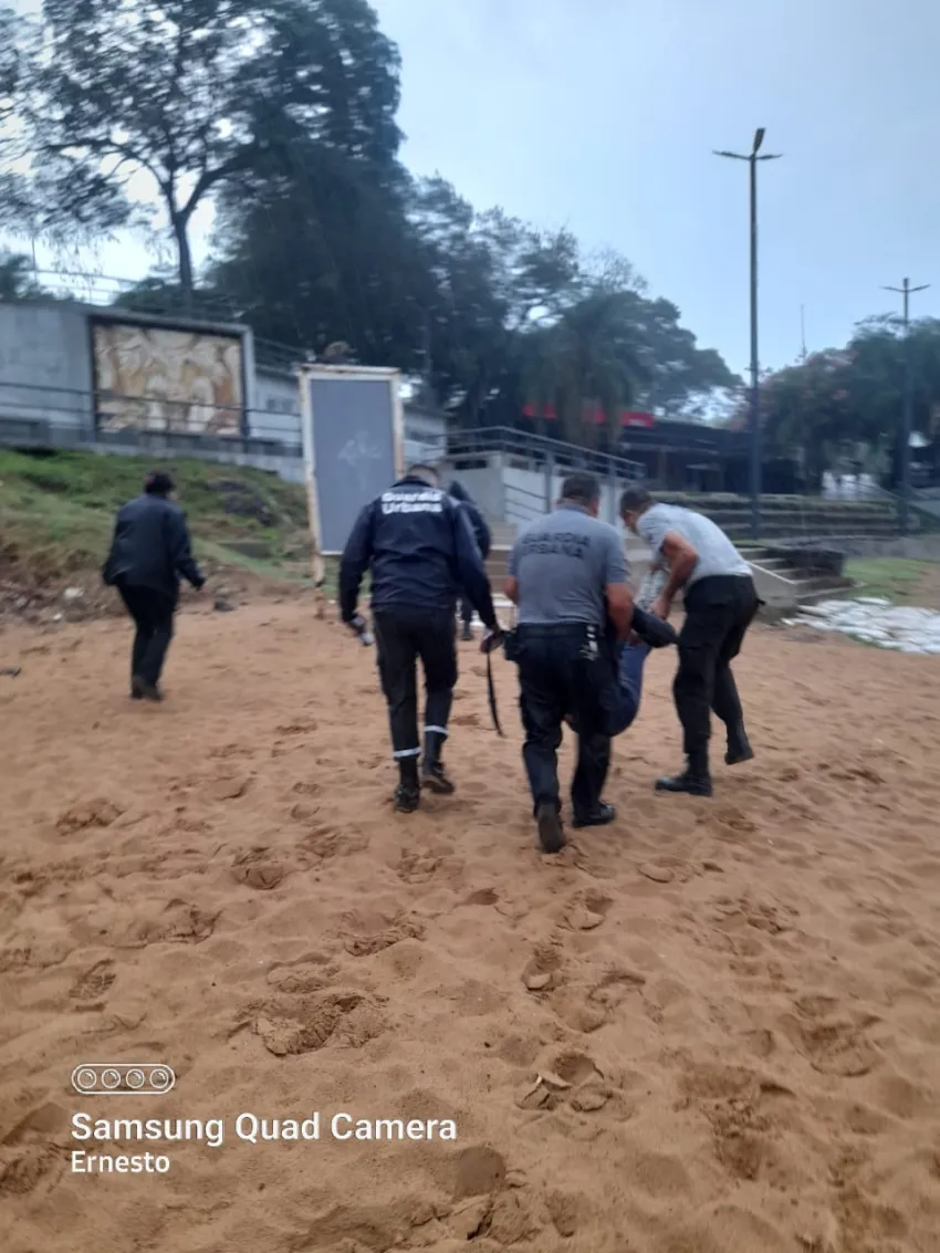 Agentes de Guardia Urbana rescataron a una mujer que se arrojó al río Paraná