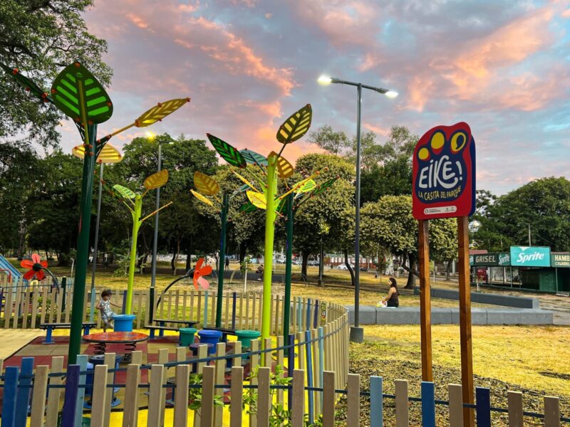 Inauguraron Eiké!, un laberinto gratuito y un espacio de leyendas en el Parque Mitre