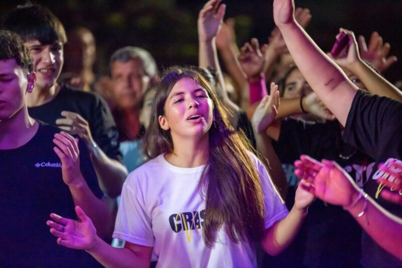 Cristo vive en Alvear: una multitud celebró la resurrección de Jesús en vísperas de pascuas