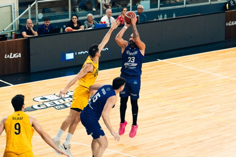 Con dos libres en el cierre de Ramírez Barrios y un Corbalán brillante, Regatas ganó un juego clave