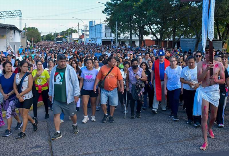 Junto a los desocupados, la Iglesia realizó el Vía Crucis multitudinario