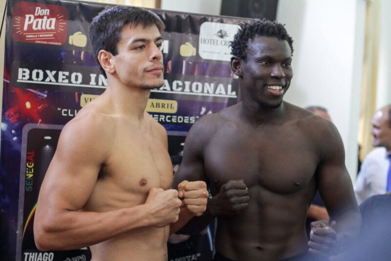 Vibrante noche de boxeo en Atlético Mercedes