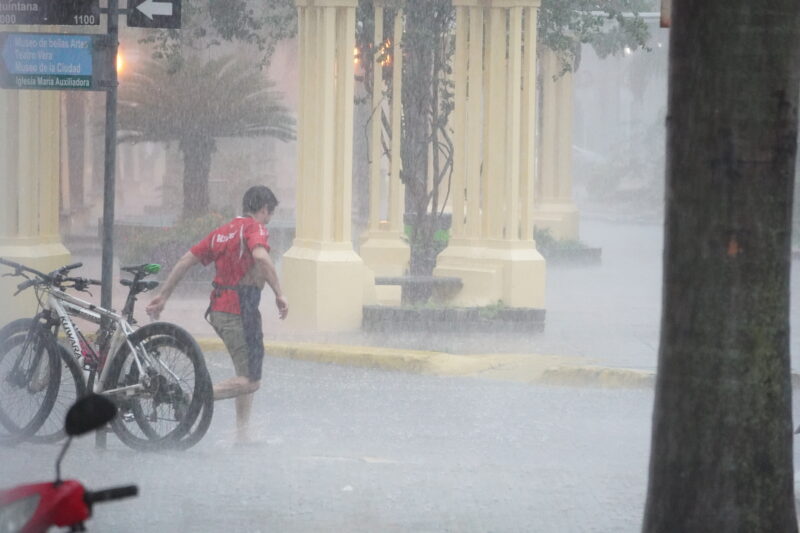 No hay que guardar el paraguas: el pronóstico anticipa un domingo pasado por agua