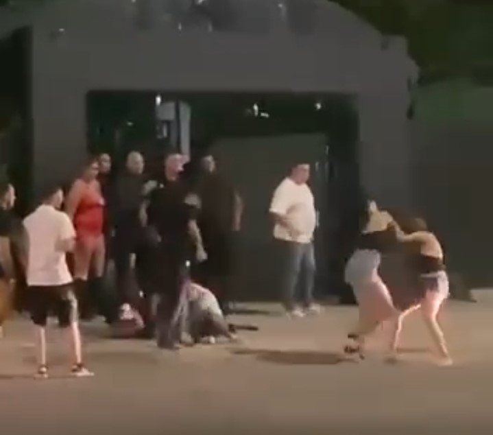 Furia en la noche correntina: brutal «ring» femenino a la salida de un boliche
