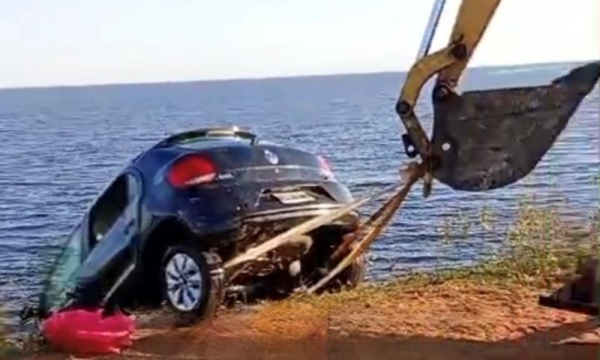 Fatal accidente en Corrientes: cayó con su auto al agua, no pudo salir y se ahogó