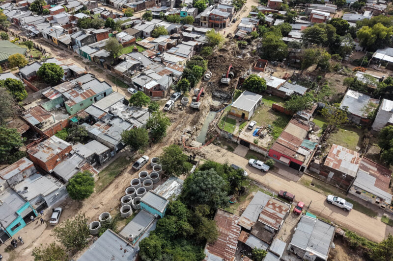 Avanza la reconstrucción integral del canal Santo Domingo en el barrio Sol de Mayo