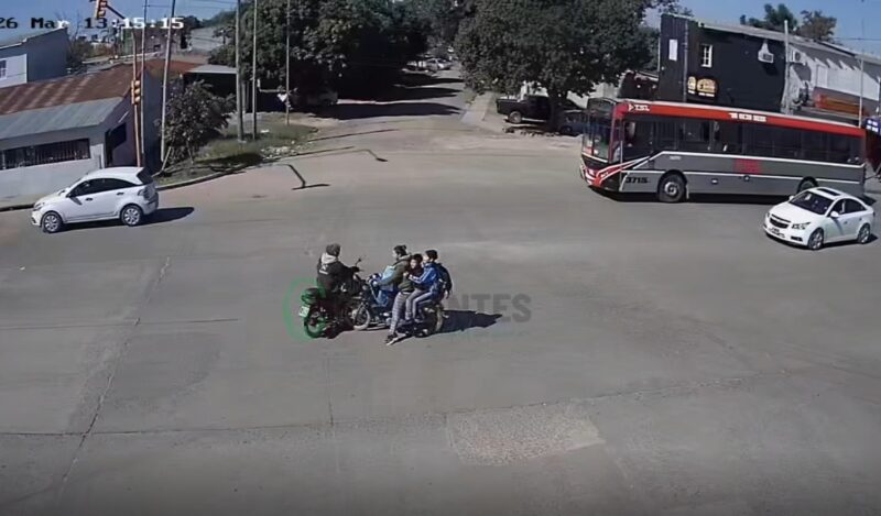 Choque entre dos motos: cinco personas cayeron y ninguna llevaba casco