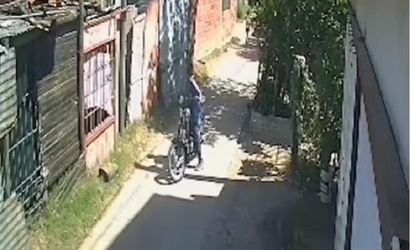 Un nene de 8 años en moto atropelló a uno de 5 y el caso derivó en un violento ataque