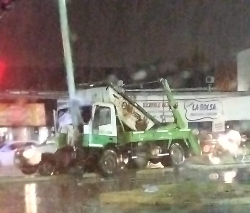 Un camión de residuos se incrustó contra un poste en plena avenida Independencia