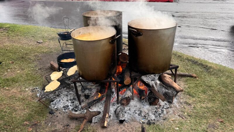 Día del trabajador con la tradicional venta de locro en distintos puntos de la ciudad