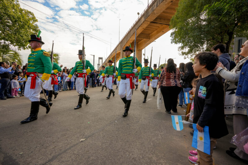 Corrientes se viste de gala para celebrar la gesta de Mayo con una vigilia y multitudinario desfile