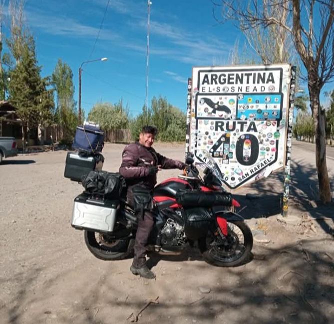 El motoviajero Oscar Méndez que pregona la ruta como estilo de vida