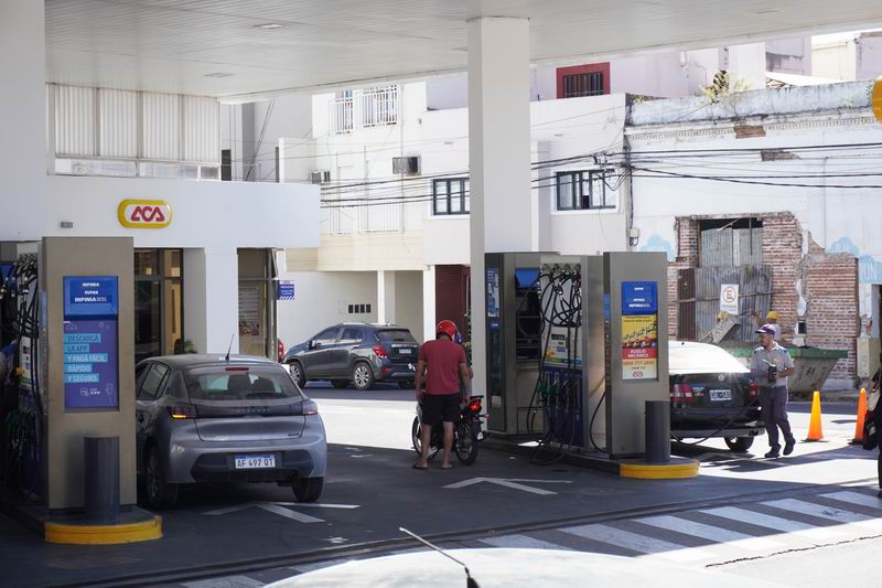 Cayeron las ventas de combustibles y autos, mientras crecieron las de motos