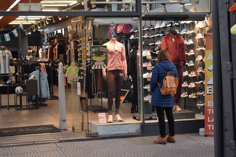 Comercios en alerta: el alto costo del crédito enfría el consumo minorista