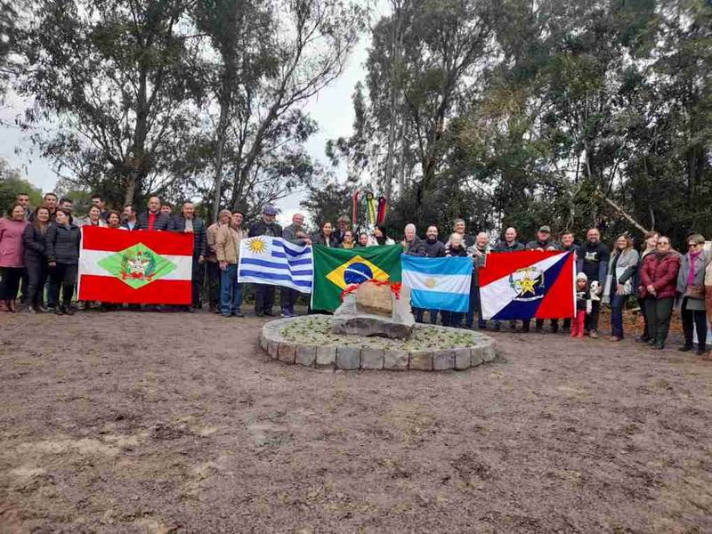 Colocaron una piedra fundamental en el kilómetro cero del río Uruguay