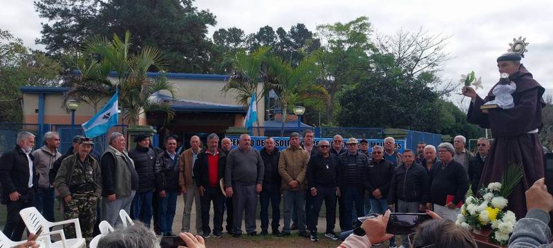 Ex combatientes con abrazo mburucuyano