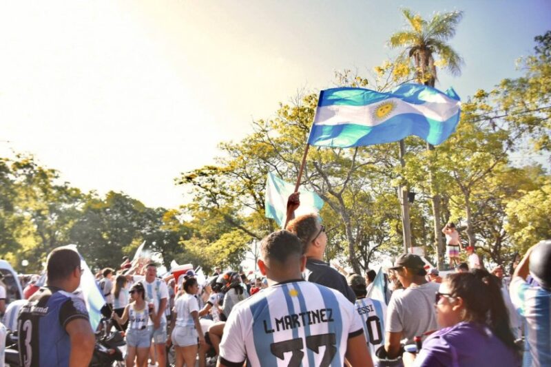 Pasión por la selección: fan fest, sorteos, venta callejera de remeras para el partido debut