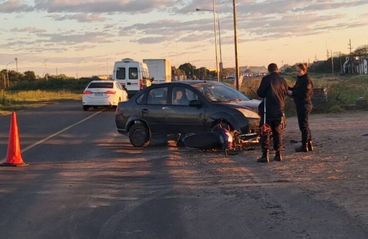 Choque en Ruta 12 y Maipú: un motociclista hospitalizado tras quedar debajo de un auto
