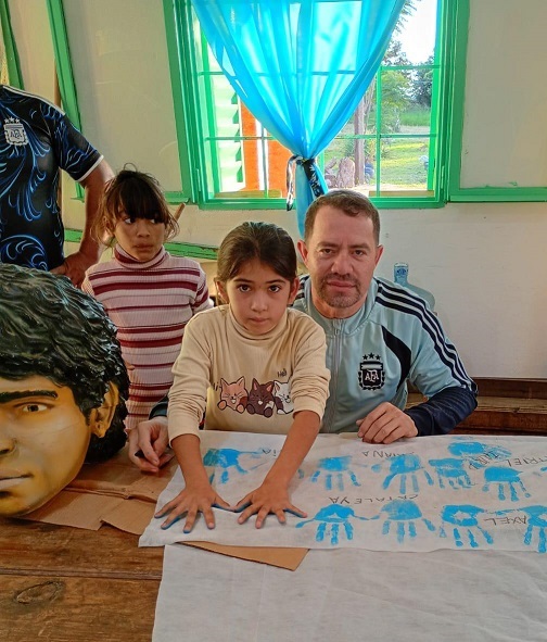 Chicos del barrio Río Paraná crearon una bandera que llevará aliento a la selección en el Mundial