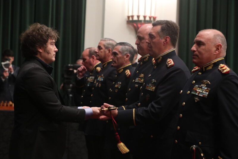 Giro histórico en los haberes militares: la Nación pagará un plus por título académico