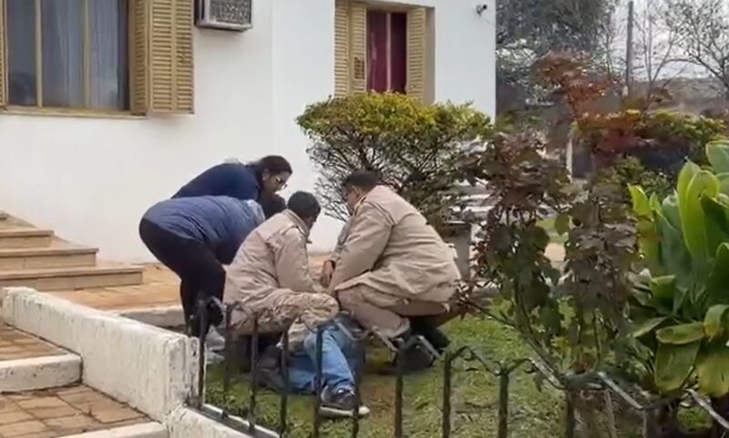 Monte Caseros: prefectos redujeron a un hombre armado con un cuchillo que insultaba a Milei