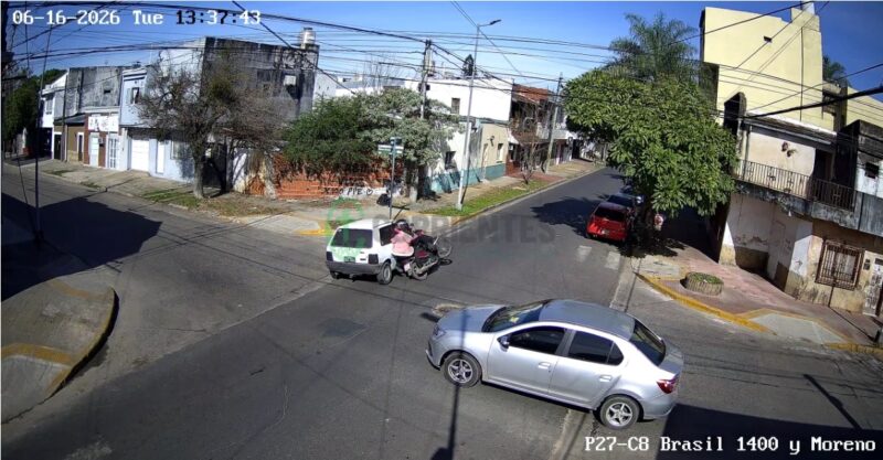 Buscan a un auto que se fugó tras chocar a una moto con dos ocupantes