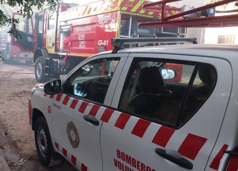 Una vela ocasionó un incendio que destruyó una vivienda en Capital: rescataron a un hombre