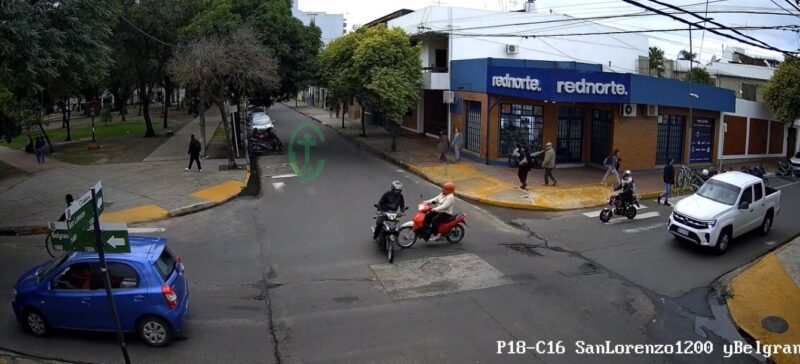 Choque entre motos: una siguió de largo, pero regresó para asistir a la víctima