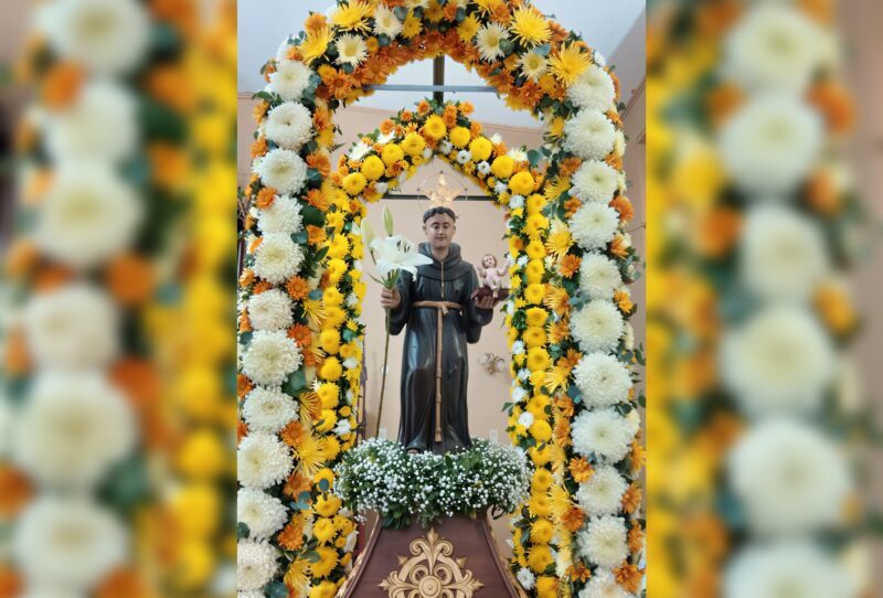 Cientos de fieles fervorosos reciben una reliquia de su venerado Patrono