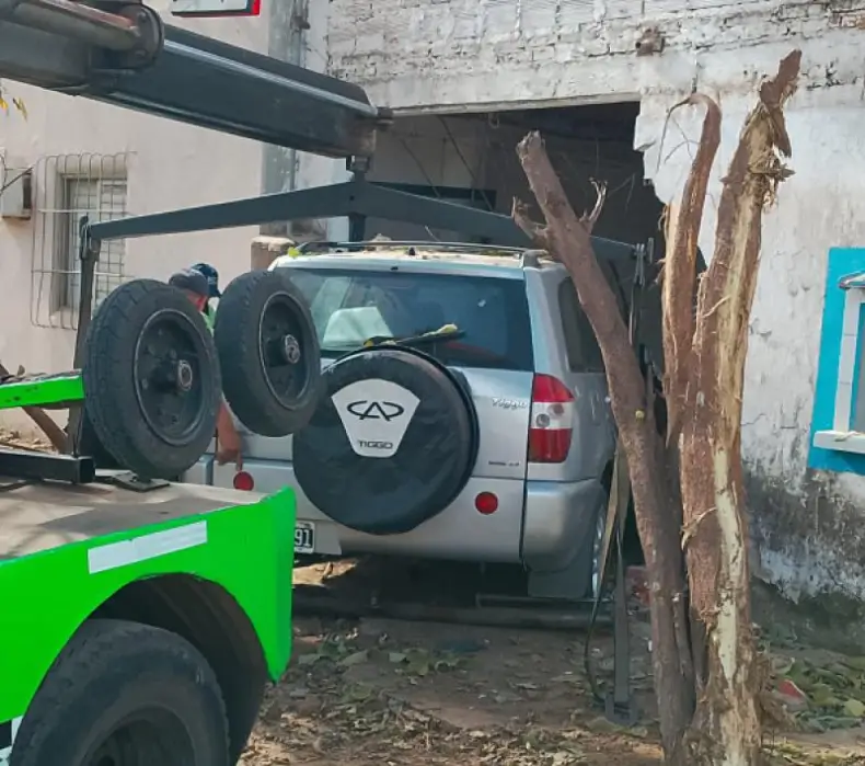 Un conductor ebrio incrustó su camioneta en una vivienda