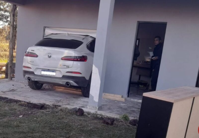 Saladas: un conductor chocó su vehículo contra sus propias oficinas y terminó hospitalizado